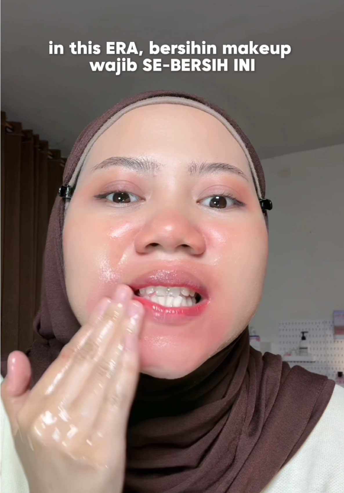 bersihin makeup yg waterproof pun jadi super gampang kalo pake cleasing oil ini ☝️ #CleansingOilG2G  #CleanTheSkin #cleansingoilviral 