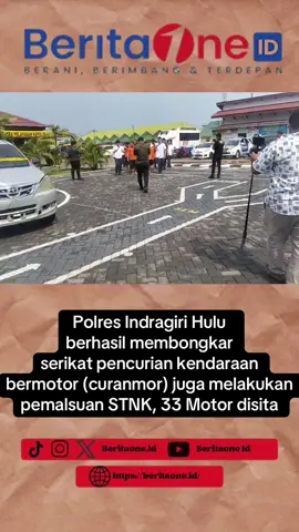 Kepolisian Resor (Polres) Indragiri Hulu (Inhu) berhasil membongkar sindikat pencurian kendaraan bermotor (curanmor) yang juga melakukan pemalsuan Surat Tanda Nomor Kendaraan (STNK). Dalam pengungkapan ini, polisi mengamankan 33 unit sepeda motor hasil curian serta puluhan barang bukti pendukung lainnya, seperti printer, laptop, enam ponsel, buku tabungan, tinta printer, dan ratusan resi pengiriman. Kapolres Inhu AKBP Fahrian Saleh Siregar SIK MSi, didampingi Kasat Reskrim AKP Arthur Joshua Toreh STrK SIK, Kanit Reskrim Polsek Pasir Penyu, dan Kasi Humas Aiptu Misran, menjelaskan pengungkapan ini merupakan tindak lanjut dari empat laporan polisi yang diterima dari Juli hingga September 2025. Laporan tersebut berasal dari berbagai wilayah di bawah hukum Polres Inhu, yakni Laporan Polisi (LP) Nomor 20 dan 39 pada Juli, serta LP Nomor 13 dan 69 pada September. “Kasus ini terjadi sejak Juli hingga September 2025 di wilayah hukum Polres Inhu,” ujar AKBP Fahrian dalam konferensi pers, Rabu (24/9/2025). #beritaone #fypシ゚viral #inhu #curanmor #hukuman 