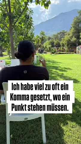 Ich habe viel zu oft ein Komma gesetzt, wo eigentlich ein Punkt stehen musste. Im Leben. Im Business. Zu oft habe ich Dinge weiterlaufen lassen, die längst hätten enden müssen: falsche Partnerschaften, leere Versprechen, Projekte ohne Zukunft. Im Online-Business ist Klarheit alles. Ein Komma bedeutet Aufschub. Ein Punkt bedeutet Entscheidung. Und genau diese Entscheidungen machen den Unterschied zwischen Stillstand und Wachstum. Setz den Punkt. Zieh die Grenze. Starte neu. Denn jedes klare ‚Punkt‘ bringt dich näher zu deinem Erfolg.