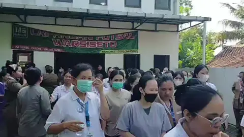 Ratusan Nakes RS Misi Lebak Demo, Diduga Jaspel Tak Dicairkan Ratusan pegawai di Rumah Sakit Misi (RS Misi) Kabupaten Lebak melakukan aksi di Gedung Warsiseto Rangkasbitung, Kabupaten Lebak, pada Rabu 25 September 2025. Aksi ratusan tenaga kesehatan (nakes) diduga terkait dengan pembayaran Jasa Pelayanan (Jaspel) ratusan pegawai yakni nakes yang belum dibayarkan selama dua pelayanan. Video : Reporter Nurandi Radar Banten #banten #lebakbanten #rsmisilebak 