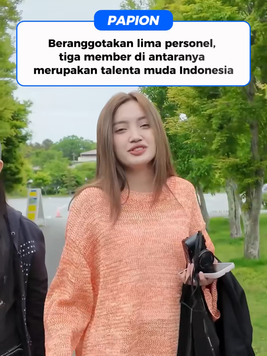 Beranggotakan lima personel, tiga member di antaranya merupakan talenta muda Indonesia #sinaran #songfrommyheart #girlgroup #papion 