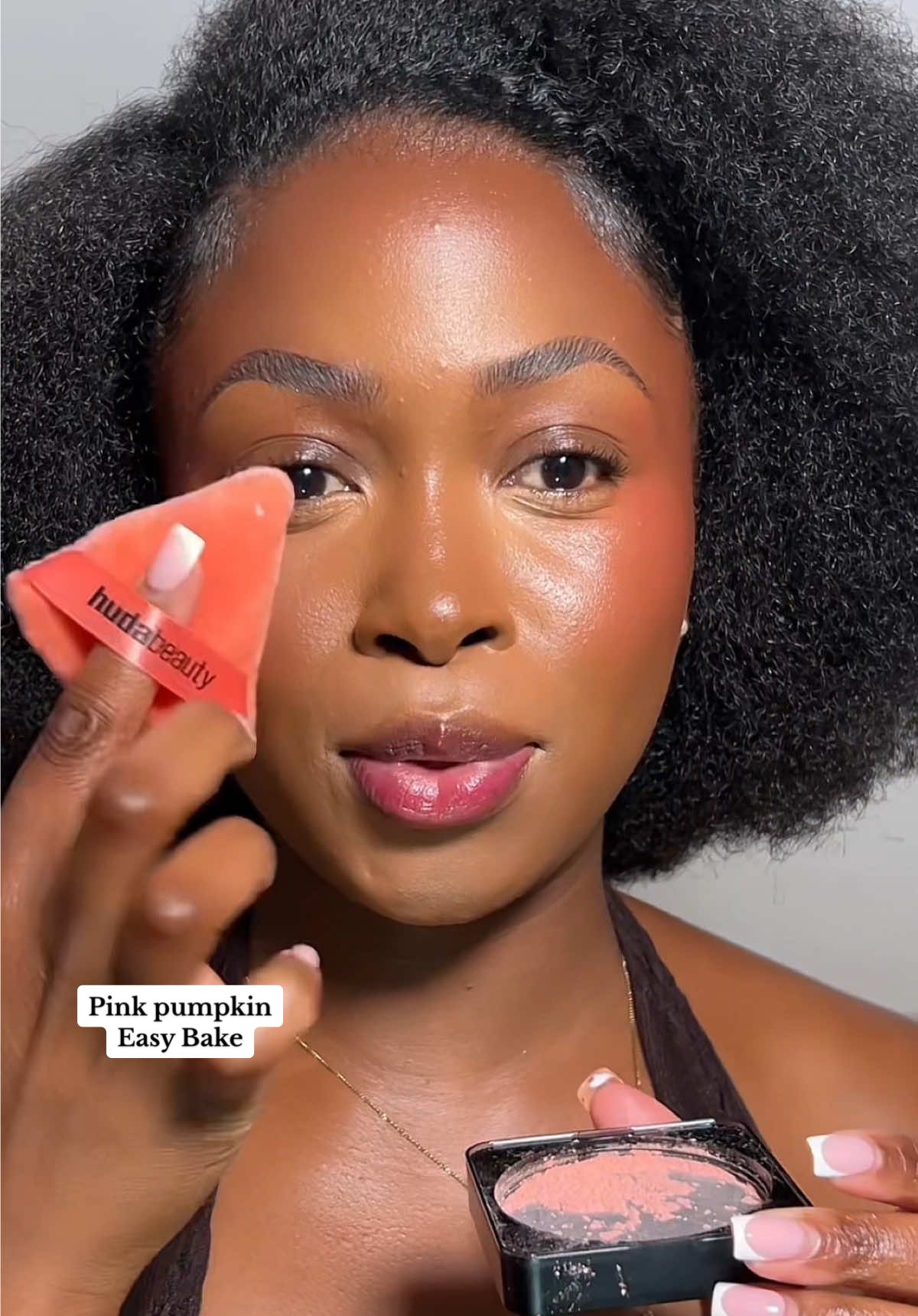 The new @Huda Beauty easy bake loose powder duo Shade- pink pumpkin 💗🧡 #hudabeauty #settingpowder #pinkpumkin 