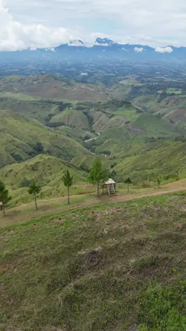 na para bang sya ang may hawak ng brilyante ng lupa 🫴🍃 #rotypeaksridgecamp #bukidnon #impasugongbukidnon #nature #fyp 