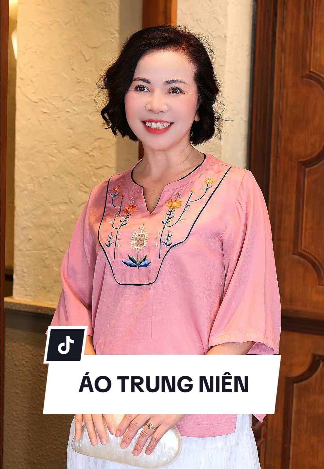 Áo cổ trụ thêu cho mẹ ——— SKU: A13020 #damtrungnien #xuhuong #phaidepngaynay #tangqua #thoitrangtrungniencaocap 