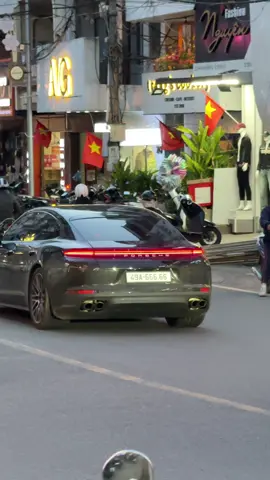 Porsche đời mới nhất 2025 phải không? Chiếc này chắc phải 5 tỏi nhỉ