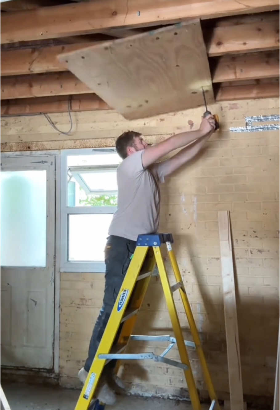 Failed maintenance worker🤣 #funny #fail #fyp #danger #funnyfail 