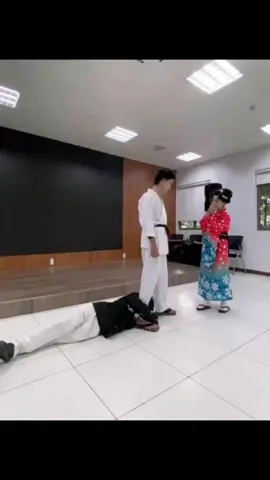 Níu kéo (tụt quần) mà nhân viên quyết bỏ việc 😭🙏😭 #kimetsu_no_yaiba #hakujixkoyuki #hakujiakaza #muzankibutsuji #couple #cosplay