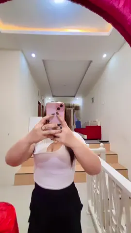 Rok Dance cek out besti keranjang kuningnya