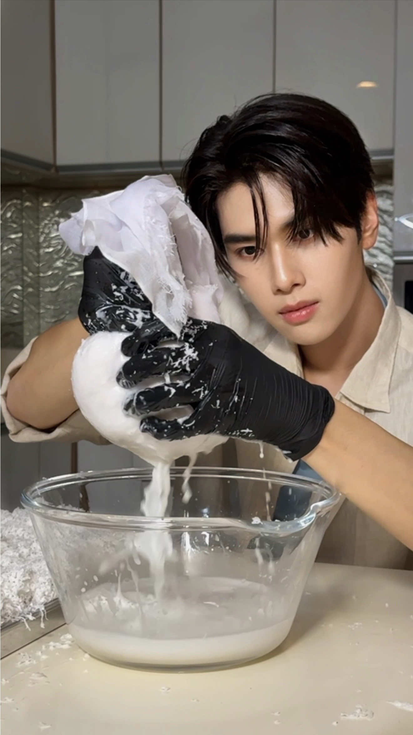 L'Oreal Paris UV Defender Aquafusion กันแดดเนื้อน้ำ ซึมไวใน 3 วิ บางเบา ผิวแพ้ง่ายใช้ได้ ไม่อุดตัน  #LOrealParisTH #กันแดดเนื้อน้ำ #Skincare #UVDefender 