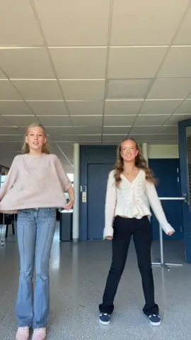 Tvinga Ella att göra TikTok med mig 