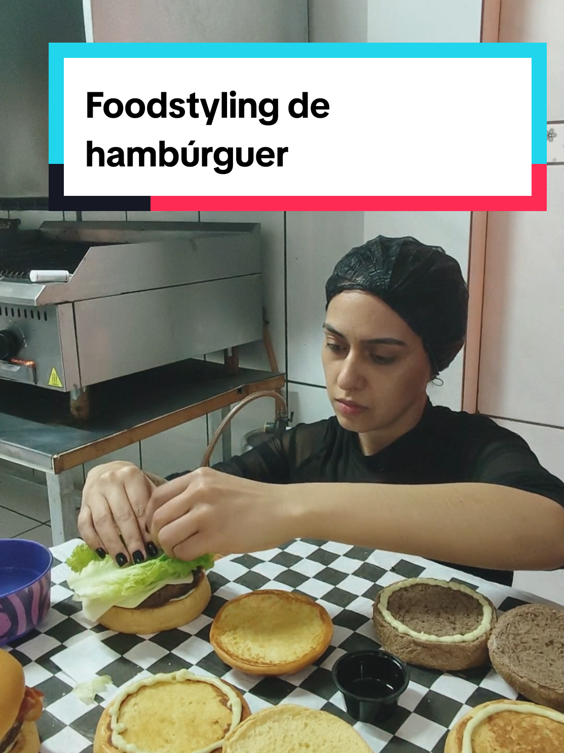 Foodstyling de hambúrguer para uma sessão de fotos numa hamburgueria. #fotografiagastronomica #fotodegastronomia #hamburger #foodstyling #foodphotographer 