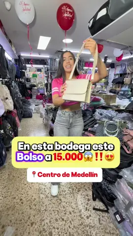 En esta bodega este bolso a 15.000😱‼️😍 ➡️ @bodega__bolsos ⬅️ Aprovechen el dato por que hay bolsos para TODOS ✅ 📲3128031400 📍Cra 50#48-53 Pasaje cafetero local 129 #medellín #centrodemedellin #bodega 