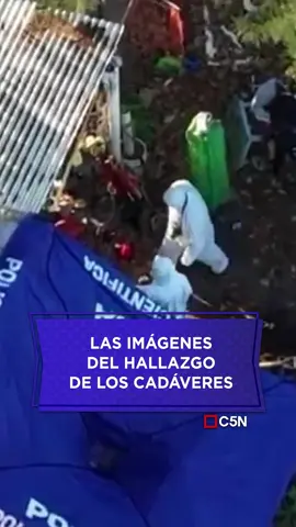 📸  LAS IMÁGENES DEL HALLAZGO DE LOS CUERPOS EN VARELA 📍 La Policía Científica de la bonaerense trabaja en el lugar donde hallaron los restos durante la investigación de las jóvenes desaparecidas en La Matanza. 🐕‍🦺 En el día de ayer, los perros que participaban del allanamiento encontraron pruebas de interés en el jardín y vieron manchas de sangre.