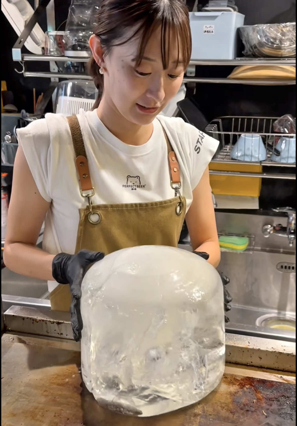 デカ氷でピッカピカに磨いた鉄板で焼く 明太卵焼きが最高すぎた🤤 今回は明太だし巻き玉子を注文！ 巨大な鉄板でじっくり焼き上げられた明太だし巻き玉子は、ふわっふわ食感✨ ピリッとした辛味と上品な出汁の旨みが絶妙に重なり合い、感動の美味しさ🥰 さらにクマの焼印がキュートで、見て楽しい＆食べて幸せの最高体験でした！ 超オススメ✨️ 📍東京・門前仲町 『パーフェクトビアラボ』 明太だし巻き玉子 ¥980 #東京グルメ #東京ランチ #egg #japanesefood #tiktokfood 