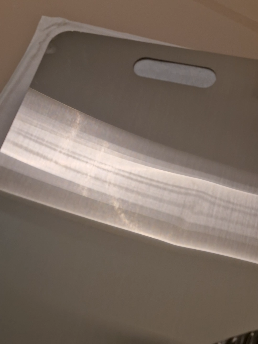 A tábua para corte em aço inoxidável 304 é a escolha perfeita para quem busca durabilidade, higiene e praticidade na cozinha. Fabricada em aço inox 304, material de alta qualidade, ela é resistente à corrosão, não enferruja e mantém sua superfície intacta mesmo com o uso diário. Diferente das tábuas convencionais, não acumula odores, não mancha e é fácil de limpar, garantindo mais segurança alimentar. Ideal para cortar carnes, legumes, frutas e até alimentos mais pesados, ela alia modernidade e sofisticação ao seu espaço gourmet. #CozinhaGourmet #Inox304 #UtensíliosDeCozinha #Durabilidade #Praticidade 