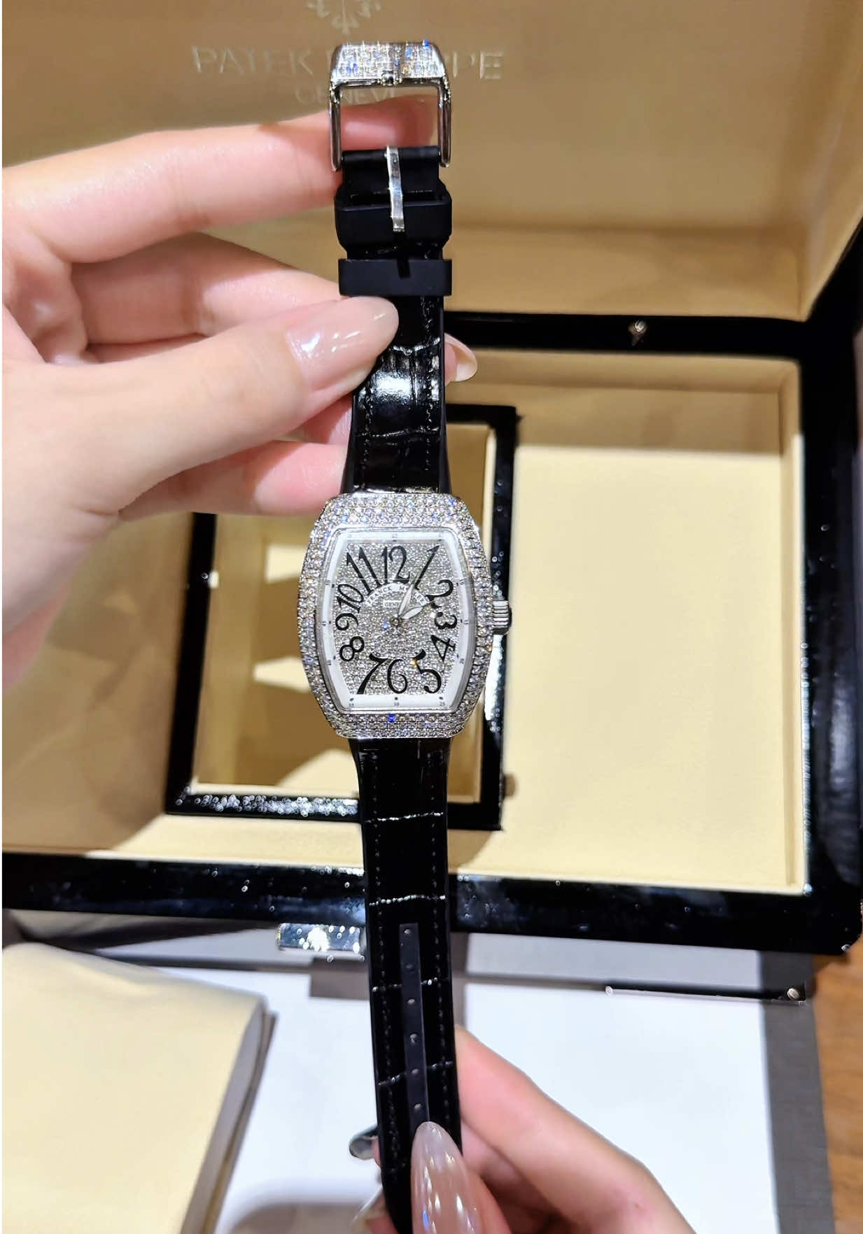 Dây da bóng sang chảnh tôn da, full mặt đá lấp lánh xinh quá ạ🥰 hơn 1 trịu xíu thui ạ😜#xuhuong #donghodep #donghonu #nghiendongho #dongho 