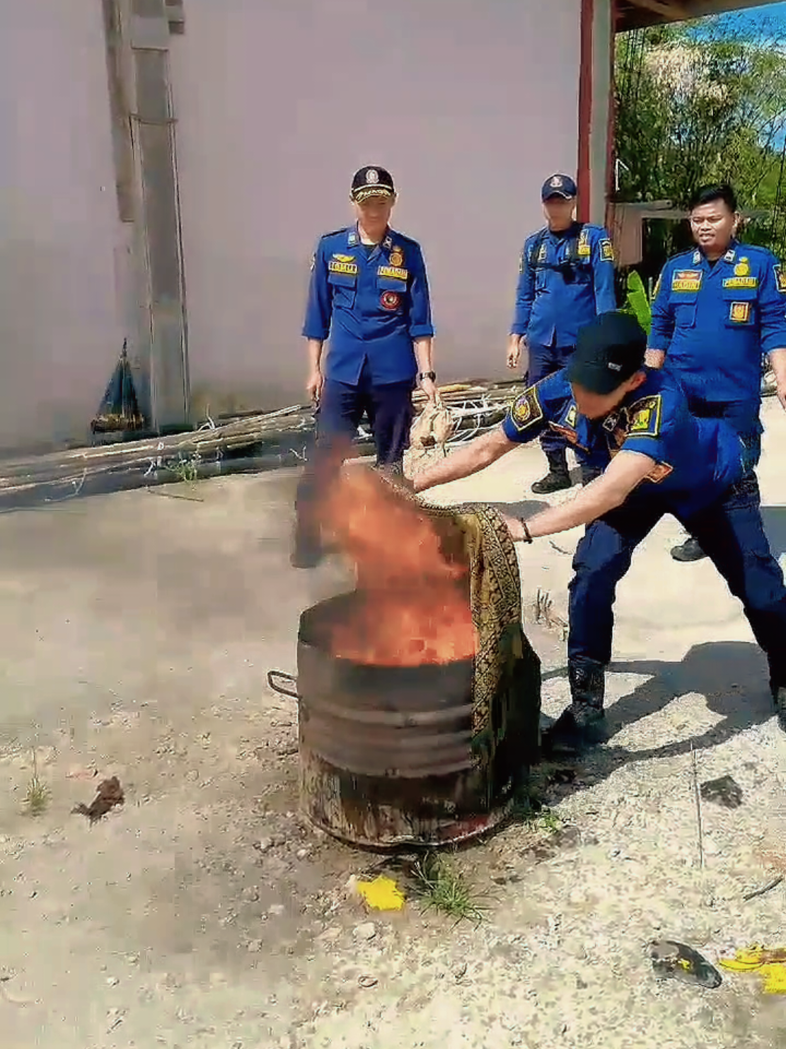 Tips Cara mematikan api di wajan penggorengan!!  1.Cari Handuk/Kain Yang tebal 2.Basahi Handuk/Kain Menggunaka Air  3.Letakan handuk/kain yang sudah dibasahi di atas Wajan Yang terbakar, dengan Posisi Tangan Terlindungi kain 4.Tunggu Sebentar Sampai Api bener