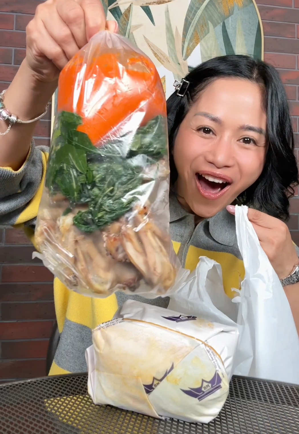 Wah ternyata Ayam Pop itu gurih dan enak banget rek, next nyobain Ayam Pop dimana lagi yooo? Btw kalian setuju nggak kalau makan enak itu ngga perlu takut kolesterol. Cobain P3Knya Omay, ampuh!!  #awurawuremplok #faridanurhan 