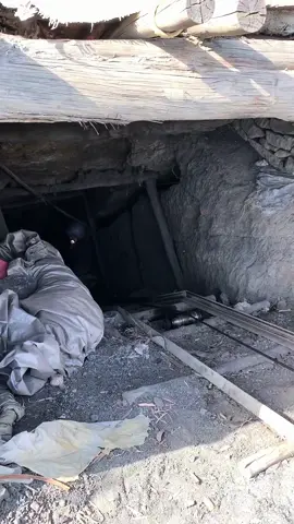 Have you ever seen mining like this #Minecraft #mining #blackdiamond #gemstones #mine 