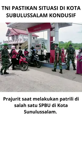 KBRN, Subulussalam : Guna memastikan keamanan dan ketertiban masyarakat, personel TNI dari Kodim 0118/Subulussalam melancarkan operasi patroli keamanan secara masif di berbagai titik vital di Kota Subulussalam, Aceh. Aksi sigap yang dipimpin langsung oleh Sertu Luther Guntur Siregar ini berhasil menciptakan rasa aman yang mendalam di tengah aktivitas warga yang padat, Sabtu (20/9/2025).  Patroli yang digelar dengan penuh strategi ini menyasar lokasi-lokasi strategis yang menjadi pusat mobilitas warga. Mulai dari kawasan sekolah yang ramai dengan aktivitas pelajar, Stasiun Pengisian Bahan Bakar Umum (SPBU) yang selalu padat, hingga pusat layanan publik dan ruas jalan utama kota. Kehadiran prajurit TNI yang tangguh namun ramah ini menjadi pemandangan yang menenangkan bagi semua yang melintas.  Interaksi yang terjadi selama patroli tidak hanya sebatas pengawasan, namun juga sentuhan humanis yang langsung menyapa hati. Para prajurit dengan sigap berdialog dengan masyarakat, dari mulai pelajar hingga pengguna jalan, memberikan imbauan persuasif tentang pentingnya tertib berlalu lintas dan menjaga ketertiban umum.  Dalam sebuah pernyataan tegas, Sertu Luther Guntur Siregar menekankan esensi dari operasi ini. 