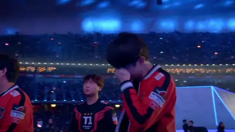 [ ÔN LẠI KỈ NIỆM ]  Khoảnh khắc Faker ngoảnh mặt nhìn lại chiếc cup CKTG2017 là một trong những khoảnh khắc đẹp nhất của làng thể thao điện tử. Ngày hôm đó, từ khóa 