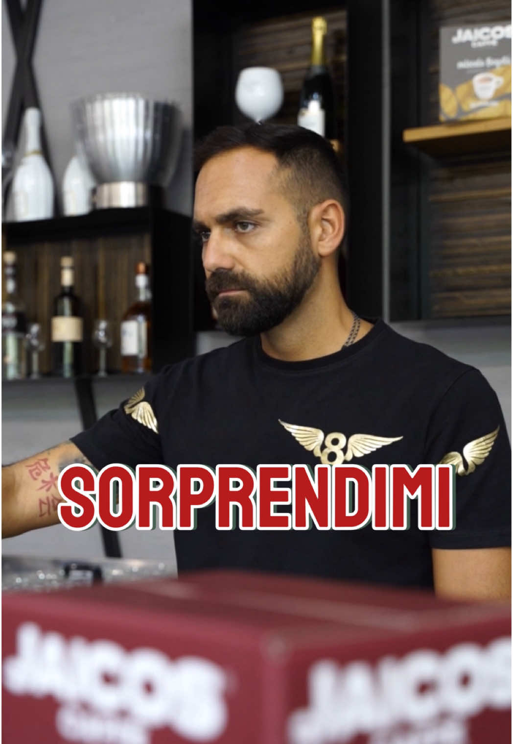 La secchiata d’acqua vicino al caffè la preferite naturale o frizzante? • @Gaia Scopelliti  • #alicicomeprima #caffè #coffeetime #ridere #adv 