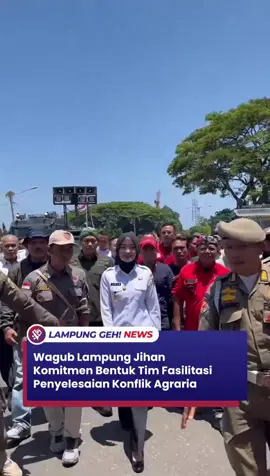 Bandar Lampung – Wakil Gubernur Lampung, Jihan Nurlela menegaskan, komitmennya untuk membentuk Tim Fasilitasi Penyelesaian Konflik Agraria di Provinsi Lampung. Hal itu ia sampaikan saat menemui dan duduk bersama massa aksi dari Pusat Perjuangan Rakyat Lampung (PPRL) dalam peringatan Hari Tani Nasional 2025 di depan Kantor DPRD Lampung, Rabu (24/9). Pertemuan tersebut berlangsung setelah perwakilan massa aksi menyampaikan sejumlah tuntutan dan menyerahkannya kepada Wakil Gubernur Lampung, Jihan Nurlela di ruang Abung, Balai Keratun, Kantor Gubernur Lampung. Di hadapan peserta aksi, Jihan menyampaikan salam dari Gubernur Lampung serta menegaskan komitmen pemerintah daerah untuk hadir dalam penyelesaian berbagai persoalan agraria. “Terima kasih yang sebesar-besarnya hari ini, teman-teman hebat karena mewakili masyarakat petani dan buruh. Kami sampaikan apresiasi sebesar-besarnya dan salam dari Bapak Gubernur. Beliau berpesan kepada saya untuk mendengarkan dan mengoptimalkan apa yang bisa diperankan oleh Pemerintah Provinsi Lampung terkait keadilan agraria,” ujar Jihan. Ia menyimpulkan, aspirasi utama yang disampaikan petani dan buruh adalah adanya keberpihakan pemerintah provinsi dalam mengawal penyelesaian konflik agraria. “Kami merespons sesuai arahan Bapak Gubernur. Kami bersedia membuat tim fasilitasi konflik agraria yang ada di Provinsi Lampung, dengan fokus pada penanganan konflik yang terjadi di daerah,” jelasnya. Jihan menambahkan, pembentukan tim tersebut akan melibatkan unsur Pemerintah Provinsi Lampung, Badan Pertanahan Nasional (BPN), stakeholder terkait, serta perwakilan masyarakat termasuk petani. “Dan tentu dengan konsultasi dan arahan dari Kementerian Dalam Negeri sesuai tugas dan fungsi yang berlaku. Harapan kami, apa yang diinginkan masyarakat terkait keadilan agraria bisa dicapai bersama,” kata Jihan. Menurutnya, pemerintah daerah juga akan mempelajari praktik dari daerah lain yang telah berhasil menyelesaikan konflik agraria, agar Lampung dapat mencapai apa yang disebut sebagai kemerdekaan agraria. “Harapan kami untuk Hari Tani 2025, kami bisa mengoptimalkan tugas dan fungsi kami untuk mengawal harapan masyarakat dan kesejahteraan petani,” pungkasnya. (Cha)