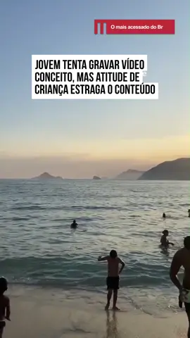 😆 Poli queria gravar um #vídeo conceito para colocar nas #redessociais e aproveitou o pôr do sol para capturar a melhor hora do dia. Acontece que a praia escolhida pela jovem estava repleta de crianças e a Poli não estava esperando que um dos pequenos fosse enfiar a mão no short para retirar um monte de areia. A atitude deu uma estragada no #conteúdo e não ficou um vídeo conceito, mas ficou um vídeo bem engraçado. #EntretêNews 🎥 @apolibibbi | @myhoodbr