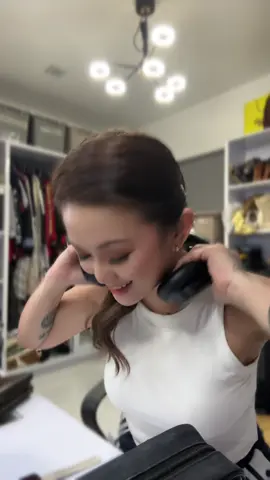 Bakit ba may paki elam kayo sa kili kili ng isang babae? Tapos pag lalaki ok lang? Nakaka double standard po. Yung rallyistang may discoloration at armpit hair ay NORMAL na babae. Ang pinag tataka ko ay dapat ang pinag uusapan ay yung bumoses siya para sa atin, yung matapang siyang nakipag laban. Ate kung nababasa mo ito, maganda ka, at na aapreciate kita. Hayaan mo sila! Laban! 