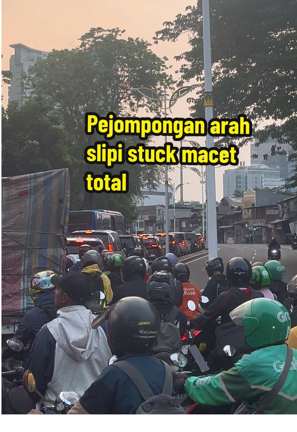 Berita terkini, Rabu 24 September 2025 Jalan Raya Pejompongan arah Jalur Ke Slipi terjadi kemacetan dikarenakan bus yang disaat bubaran pendemo .  #macet #jakarta 