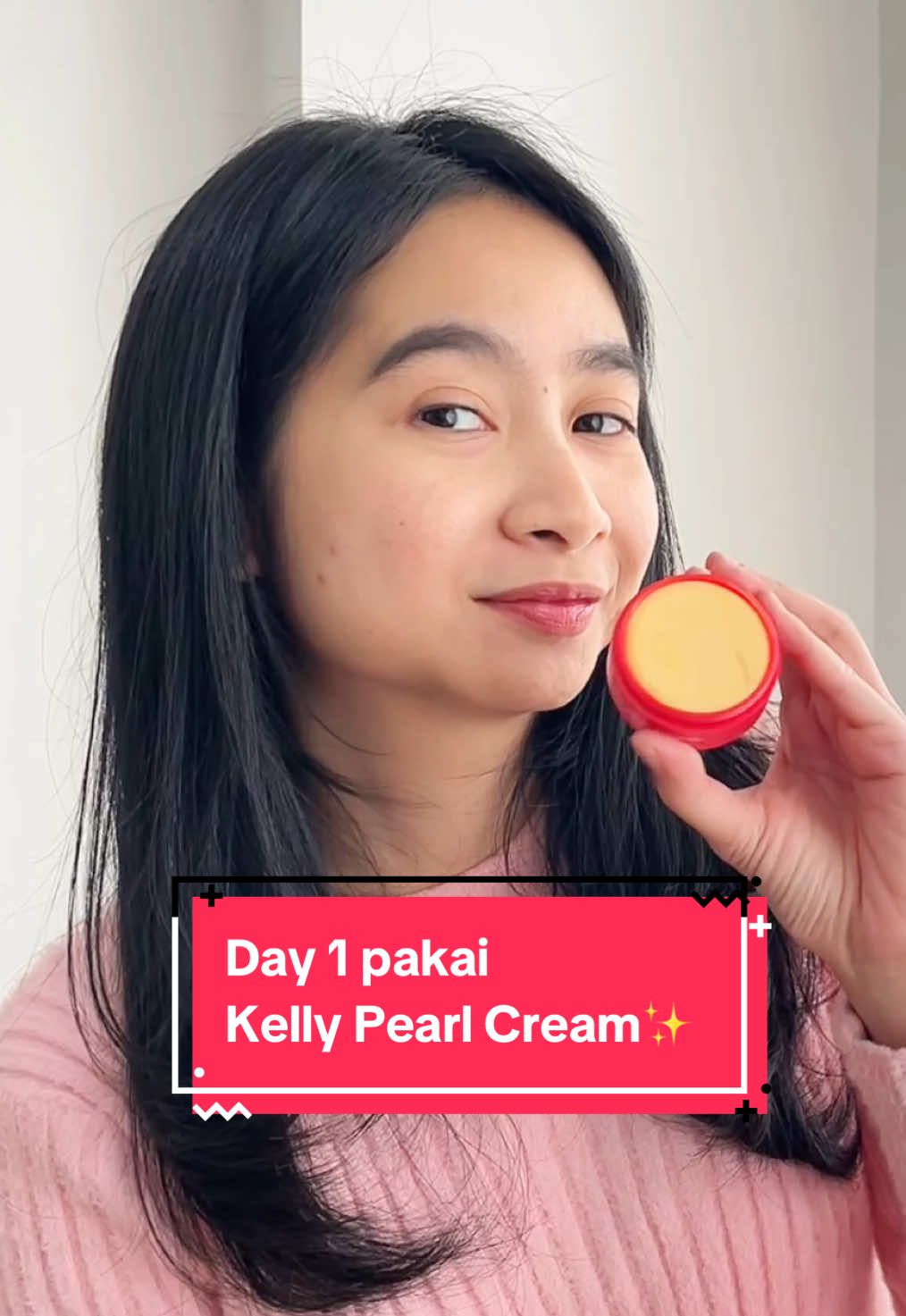 Dempul & abu-abu pakai Kelly Pearl Cream? Of course not!  Pastinya kulit glowing & lebih cerah natural🥰 Pakainya tipis-tipis tapi bikin glowing maximal 🤩✨ #SahabatKelly #kellycosmetics #kellypearlcream #glowing #merkuri 