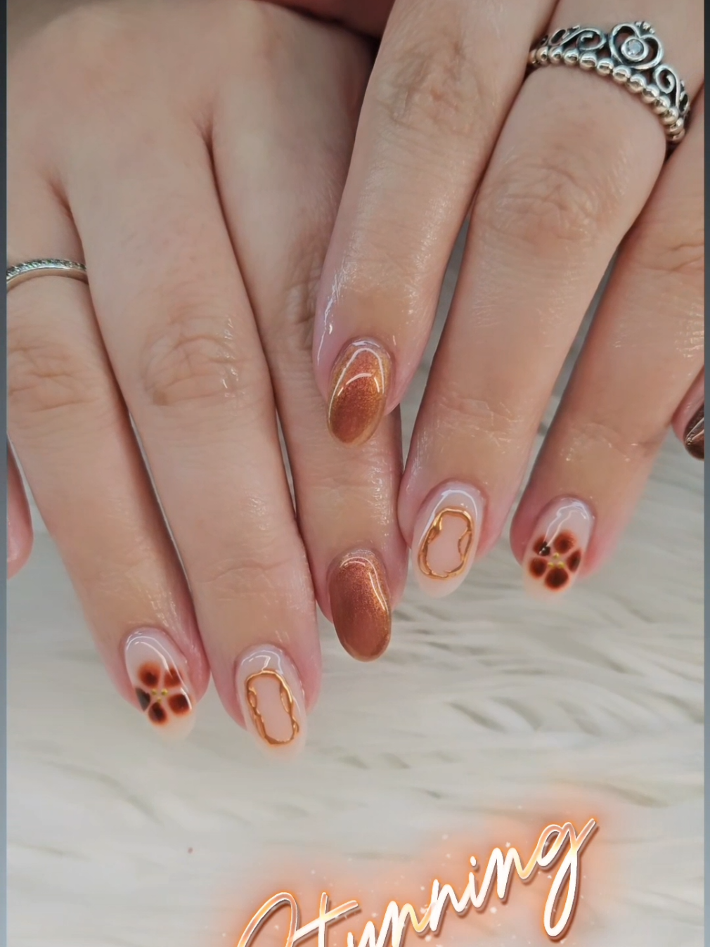 The Beautiful Hannah came to the Beauty Room last night , for her 4th Treatment 🤎 & just look at her Natural Nails . The Transformation in just 4 treatments has been AMAZING ✨️✨️✨️ Hannah was ready to step in to fall, and so we decided on this stunning design . The colour combo is just perfect for this time of year, and the Bronzey Chrome feature just tied everything together perfectly. Hannah was sooooo happy with her new look 🤎 ( products listed below) ☆ Builder Gel Rebalance  ☆ Opal Tier Design ☆ I used @WowBaoNails   DISCOUNT CODE GEMMAWB10  Dehydrater • Hema and Acid Free Primer • Hema Free Durabase • Hema and TPO Free Builder Gel • Hema and TPO Free Basecoat •  Hema Free Gel in Hypnotic • Coppertop • Purete • Ballsy ( for the flower ) Blooming Gel • Multifunctional Gel • 04 chrome from the gold and silver mirror collection • Hema & TPO Free Diamond Shine 2.0 Topcoat  #Nailtech #Buildergel #fyp #brownnails  #fallnails        