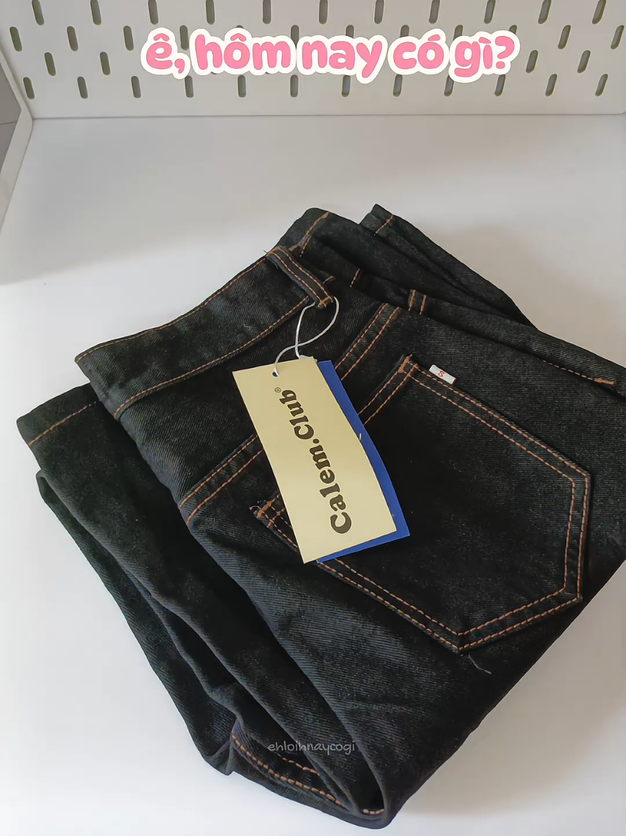 quần kaki đen ver 1 (calem) mê calem quá gòi 🤣 trái ngược với kaki trắng thì kaki đen rất dày dặn nhé 👍 ê, tuyệt vời.