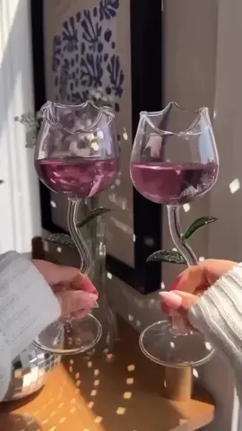 a taça de rosa mais linda que você vai ver hoje… e talvez na vida inteira 🌹💫 #taça #rosas #flores #amigas #chadatarde   