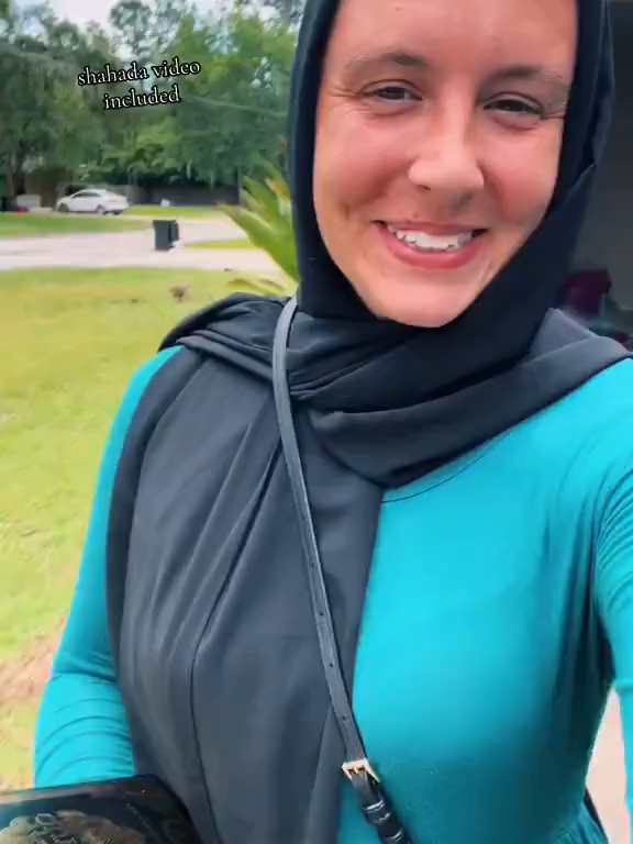 A revert sister is super excited after having been gifted the Hijab and massively welcomed by muslims as she took her shahadah in the mosque ☪️❤️✨