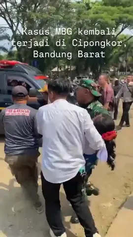 Situasi Kantor Kecamatan Cipongkor, Kabupaten Bandung Barat, yang dijadikan posko kesehatan, dipenuhi siswa korban keracunan Makan Bergizi Gratis (MBG), Rabu, 24 September 2025.  Diketahui hari ini kasus keracunan MBG kembali terjadi di Cipongkor, yang menimpa sejumlah siswa SMK Karya Perjuangan. Terlihat sejumlah ambulans tak henti-hentinya berdatangan membawa korban baru dan mengantar korban yang dirujuk ke rumah sakit.  #mbg