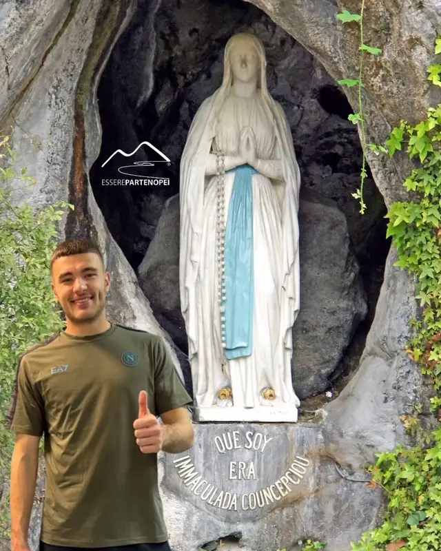 Viaggio a Lourdes per Buongiorno. Dopo tanti infortuni il difensore partenopeo ha deciso di farsi tutelare! (IRONIA)  #buongiorno #alessandrobuongiorno #sscnapoli #ssc #napoli 