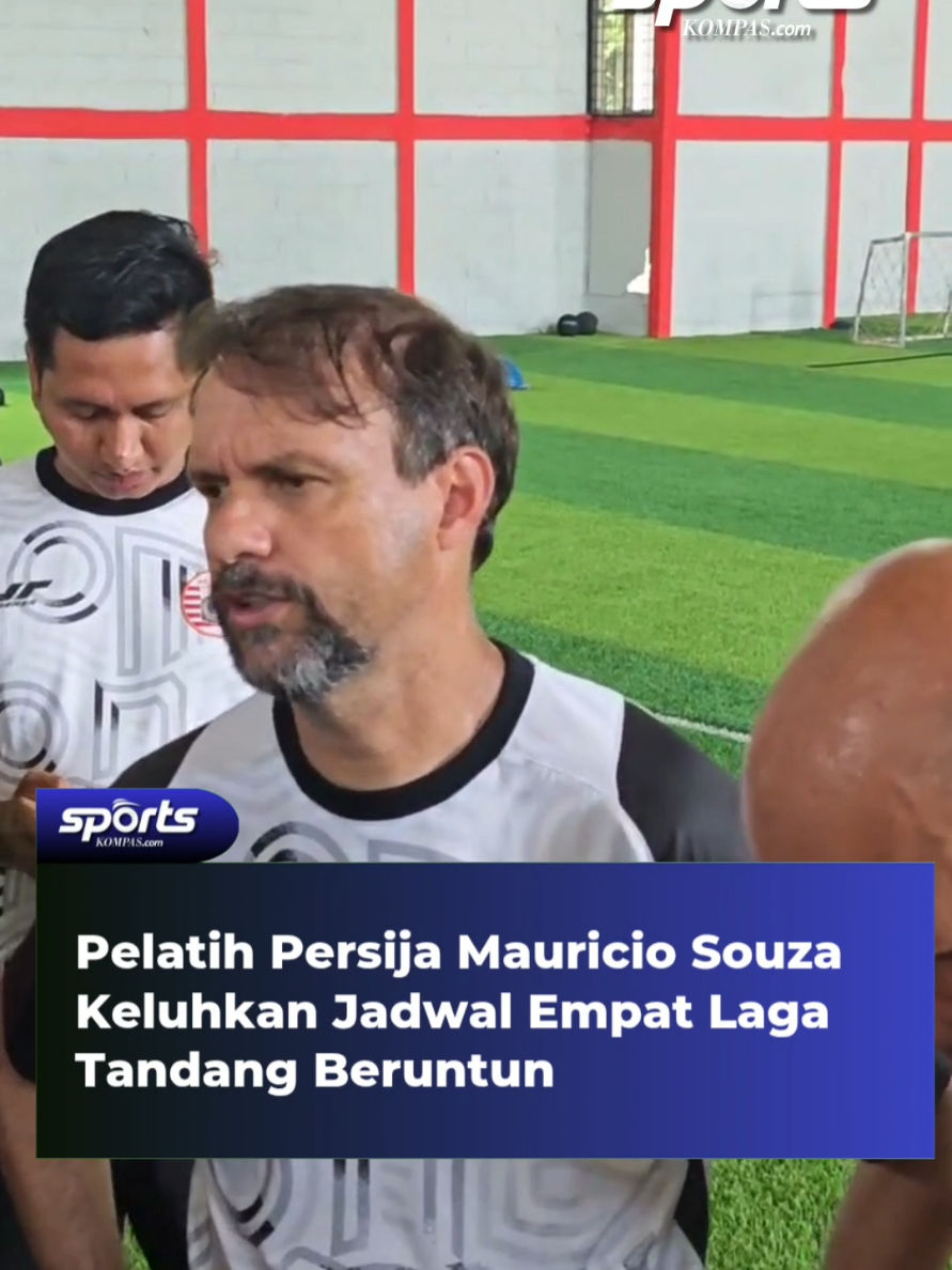 Pelatih Persija Jakarta, Mauricio Souza, mengungkapkan keluhan terkait jadwal padat yang harus dihadapi timnya. Persija dijadwalkan memainkan empat laga tandang beruntun dengan lawan-lawan kuat. Setelah pekan lalu kalah 0-2 dari PSM Makassar, Persija kembali akan melawat ke markas Borneo FC Samarinda pekan ini. Usai jeda internasional, giliran Persebaya Surabaya dan Madura United yang menanti.  Awalnya, Persija dijadwalkan menjamu Bhayangkara FC di kandang sebelum jeda internasional. Namun, laga tersebut ditunda dalam rangka memberikan dukungan penuh terhadap persiapan Timnas Indonesia jelang ronde keempat Kualifikasi Piala Dunia 2026 zona Asia.  Kreatif: Sayid Al Ghifari Video Jurnalis: Pratama Yudha Editor: Sem Bagaskara  #PersijaJakarta #IndonesiaSuperLeague #SepakbolaIndonesia #MauricioSouza  #LigaIndonesia
