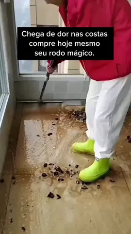 Dor nas costas na hora da faxina  nunca mais... Compre o seu rodo mágico  hoje mesmo e diga adeus a dor nas costas.. Corre e já clica no carrinho laranja antes que acabe...  #tiktokshopbrasil  #tiktokshop  #vassoura  #rodo #faxina 