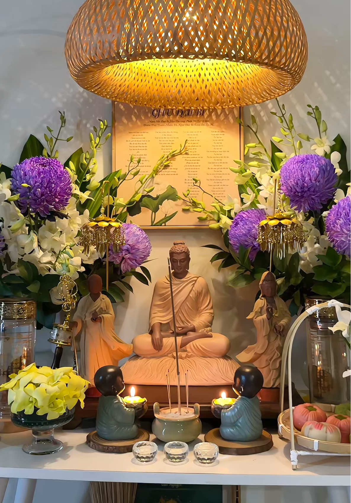 𝐁𝐀̣𝐍 Đ𝐎̛̀𝐈 - 𝐁𝐀̣𝐍 Đ𝐀̣𝐎 -𝐁𝐀̣𝐍 Ð𝐎̂̀𝐍𝐆 𝐓𝐔  🪷 Thế gian cho răng tình yêu là vĩnh cửu, nhưng theo lời Phật dạy mọi pháp trên đời đều là vô thường. Người mà bạn si mê hôm nay, ngày mai có thế sẽ đối khác, sắc đẹp sẽ tàn phai, danh vọng tiền tài đều có thể mất đi dễ dàng. 🪷Người mang đến cho bạn bình yên thật sự, dắt tay bạn không chỉ kiếp này mà nhiều kiếp nhân sinh khác chính là bạn đời - bạn đạo - bạn đồng tu. 🪷Hôn nhân không phải là câu chuyện của 2 người yêu nhau, mà là cơ hội để tu hành, học cách bao dung, trưởng thành, chuyển hóa khổ đau thành từ bi trí tuệ. Có những lúc trong cuộc đời bạn sẽ thây 1 sự việc lặp đi lặp lại là vì bạn vân chưa hoàn thành bài học đó. 🪷 Nếu bạn muốn tìm được một người bạn đời đồng tu lý tưởng, hãy bắt đầu từ việc thay đối chính mình. Nếu ai đến với bạn vì bạn đẹp thì một ngày nào đó người ta cũng sẽ dời bỏ bạn vì thứ đẹp hơn.  🪷 Nếu ai đó đến với bạn vì tiền, thì giàu sang phú quý sẽ mang họ đi xa. Chỉ khi một người thương yêu bạn vì trái tim bạn . thiện lành thì điều đó mới bền chặt dài lâu. 🪷 Để tìm được một người bạn đời đồng tu thì trước hết mình cũng phải là người giữ giới, sống thiện lương, ham học hỏi, siêng tu học. 🪷Khi bạn nâng phẩm hạnh của mình lên, người xứng đáng sẽ tự khắc xuất hiện : Một người bạn đời đồng tu là người: 🔷 Khi bạn nổi sân si, biết nhắc nhở nhẹ nhàng. 🔷 Khi bạn đi lệch đường, biết nói lời ngay thẳng để kéo bạn trở lại. 🔷 Khi có bất hòa, cả hai cùng im lặng để tránh tạo khẩu nghiệp. 🔷 Khi có cơ hội làm việc thiện, cùng nhau phát tâm, cùng nhau gieo phước. 🔷 Luôn nhắc nhau sống theo Chánh pháp. 🪷 Họ không chỉ là vợ chồng, mà là thiện tri thức của nhau, người đã cùng mình đi qua nhiều đời nhiều kiếp. 🪷 Có những cặp vợ chồng không giàu sang, không phô trương, nhưng sống với nhau như hai ngọn đèn thắp sáng cuộc đời nhau. Mỗi ngày đều cùng tụng kinh, phóng sinh, làm việc thiện. Đến lúc tóc bạc mắt mờ họ vẫn ngồi bên nhau lạy Phật, tay lần từng hạt chuỗi. Đó là khi tình yêu đã hóa thành đạo, hôn nhân trở thành đạo tràng. Và người bạn đời chính là người bạn đồng hành trên con đường Bát Nhã.  🪷 Nếu bạn đã có được một người như vậy , đó chinh là một trong những phước báu lớn nhất đời người   🪷Nguyện chúc tất cả quý vị đều gặp được một người bạn tri kỷ đồng tu, đồng nguyện, đồng về cõi Phật 𝐍𝐚𝐦 𝐌𝐨̂ 𝐁𝐨̂̉𝐧 𝐒𝐮̛ 𝐓𝐡𝐢́𝐜𝐡 𝐂𝐚 𝐌𝐚̂𝐮 𝐍𝐢 𝐏𝐡𝐚̣̂𝐭 🙏🏻🙏🏻🙏🏻 𝐍𝐚𝐦 𝐌𝐨̂ 𝐐𝐮𝐚́𝐧 𝐓𝐡𝐞̂́ 𝐀̂𝐦 𝐁𝐨̂̀ 𝐓𝐚́𝐭 🙏🏻🙏🏻🙏🏻