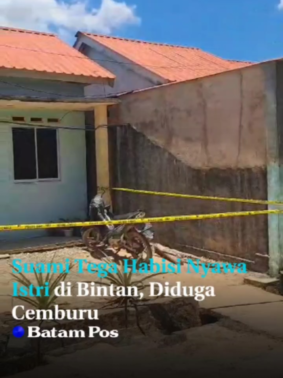 Tragedi rumah tangga menggemparkan warga Perumahan Grand Pesona Mutiara, Jalan Musi, Kelurahan Sei Lekop, Kecamatan Bintan Timur, Rabu (24/9/2025) dini hari. Seorang pria berinisial M tega menghabisi nyawa istrinya, R (38), di rumah mereka sendiri. Berdasarkan informasi awal, motif di balik aksi keji tersebut diduga dipicu rasa cemburu.  Pantauan di lokasi, garis polisi sudah terpasang di sekitar rumah pasangan tersebut. Sebuah sepeda motor Yamaha Jupiter BP 4904 FS masih terparkir di teras. Ketua RW 009, Martono, membenarkan adanya peristiwa tragis tersebut. Ia mendapat kabar korban meninggal sekitar pukul 02.00 WIB. Jenazah korban kemudian dibawa ke rumah sakit menggunakan ambulans sekitar pukul 04.00 WIB. “Korban merupakan pendatang baru di perumahan ini bersama suaminya. Mereka sama-sama bekerja, tapi saya tidak tahu detail pekerjaannya,” kata Martono. Kanit Reskrim Polsek Bintan Timur, Ipda Daeng Salamun, mengungkapkan korban dan pelaku sempat terlibat pertengkaran sebelum kejadian. Pelaku lalu menghabisi nyawa korban dengan senjata tajam, mengakibatkan luka bacok di kepala dan pergelangan tangan. Reporter & video : Slamet Nofasusanto Editor : Gabriel #breakingnews #istri #bintan 