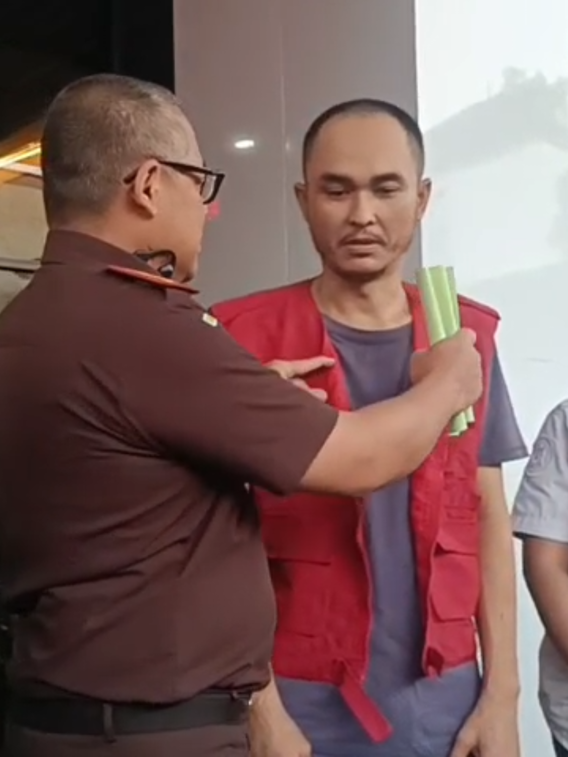 Dimaafkan Istri, Tersangka Kasus KDRT Dibebaskan Kejari Serang SERANG - Kejari Serang membebaskan Iqbal Santosa (35) dari Rutan Kelas IIB Serang, Rabu petang, 24 September 2025. Tersangka kasus kekerasan dalam rumah tangga (KDRT) tersebut dibebaskan melalui restorative justice.  Saat dibebaskan, warga Kelurahan Gelam, Kecamatan Cipocok Jaya, Kota Serang tersebut tampak terharu. Ia mengucapkan terimakasih kepada Kajari Serang IG Punia yang membantu membebaskannya dari jerat pidana.  #KejariSerang #RestorativeJustice #KejatiBanten