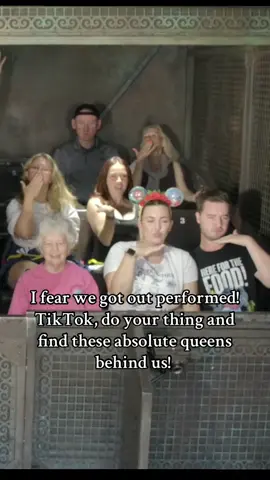 Honestly, they ate this up though 💁‍♀️💋 #towerofterror #glambot #disney #findthem #viral 