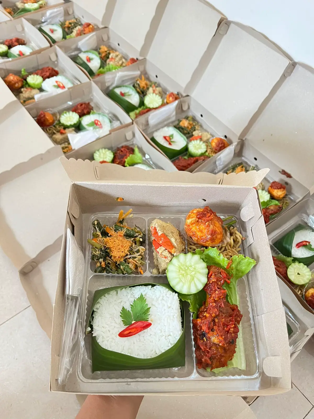 Paket spesial nasi kotak  Rp. 22.000  ORDER NOW ☎️ 0822-4788-7376 🏠 ketapang-Banyuwangi  Pemesanan H-1   Harga mulai dari 15k  Nb: sesuai request dan menu  Siap antar wilayah banyuwangi kota (ongkir menyesuaikan )