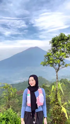 Tracking 30 menit dapet view secantik ini😍 Effortless bgt buat pemula yg mau naik gunung dengan view yang cantik, gunung kelir solusinyaa Htm 5k Btw dari rumah cuma 10 menit, tapi baru mau kesini, dan alhamdulillah dapet puncak yang sepii #gunungkelir #gunungkelirpurbalingga #bukitkelirpurbalingga #pendakiindonesia #pendakigunung 