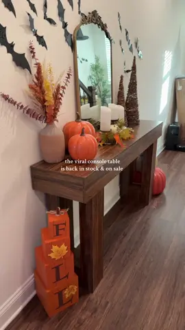 Absolutely love this console table brings so much life to this room! 🤍 #consoletable #homedecor #roomdecor 