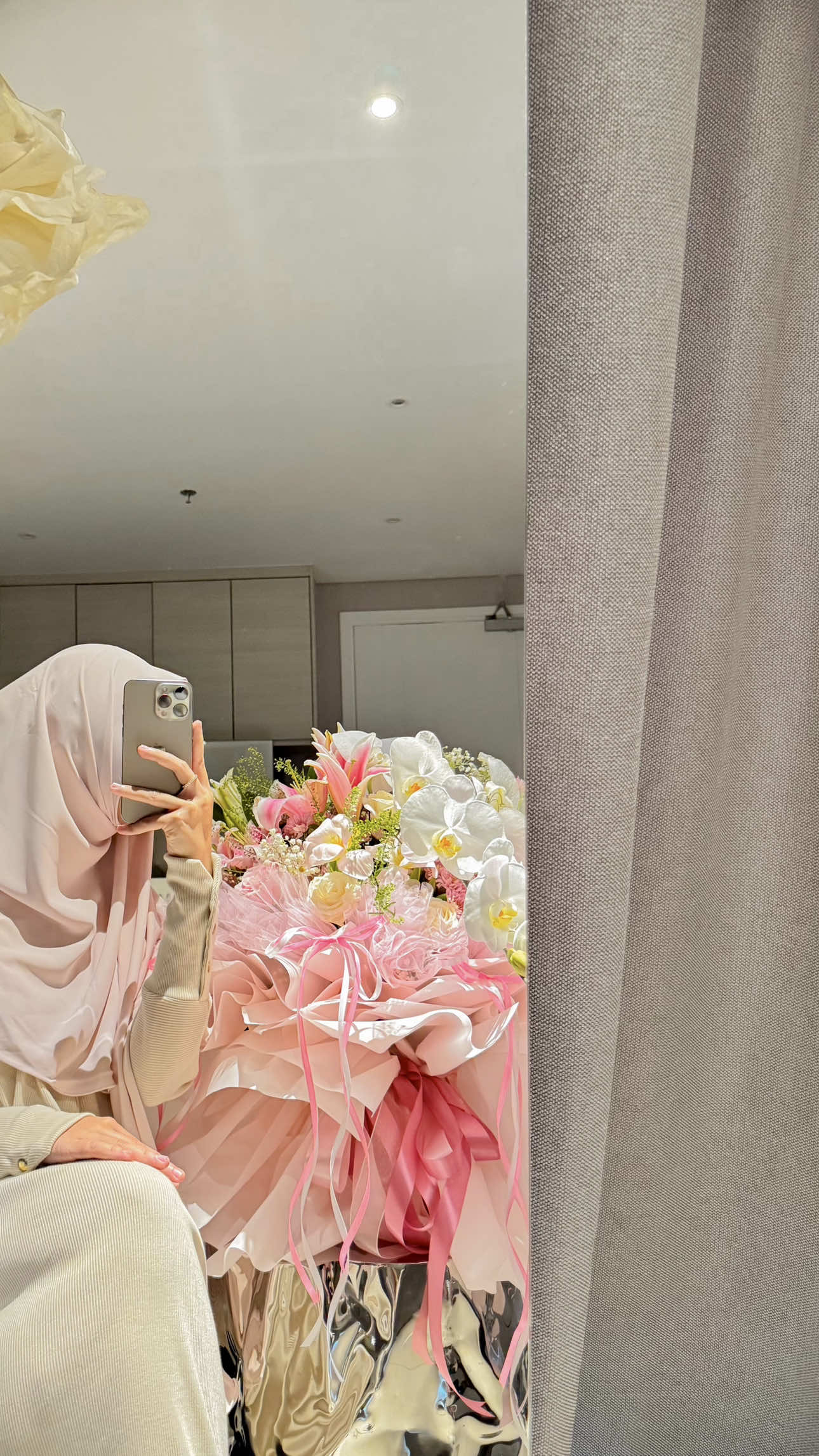 Senyum teruss ngeliatinnyaa sampe pipi pegell 😩💖 #freshbouquet #freshflowers #lily #orchid 