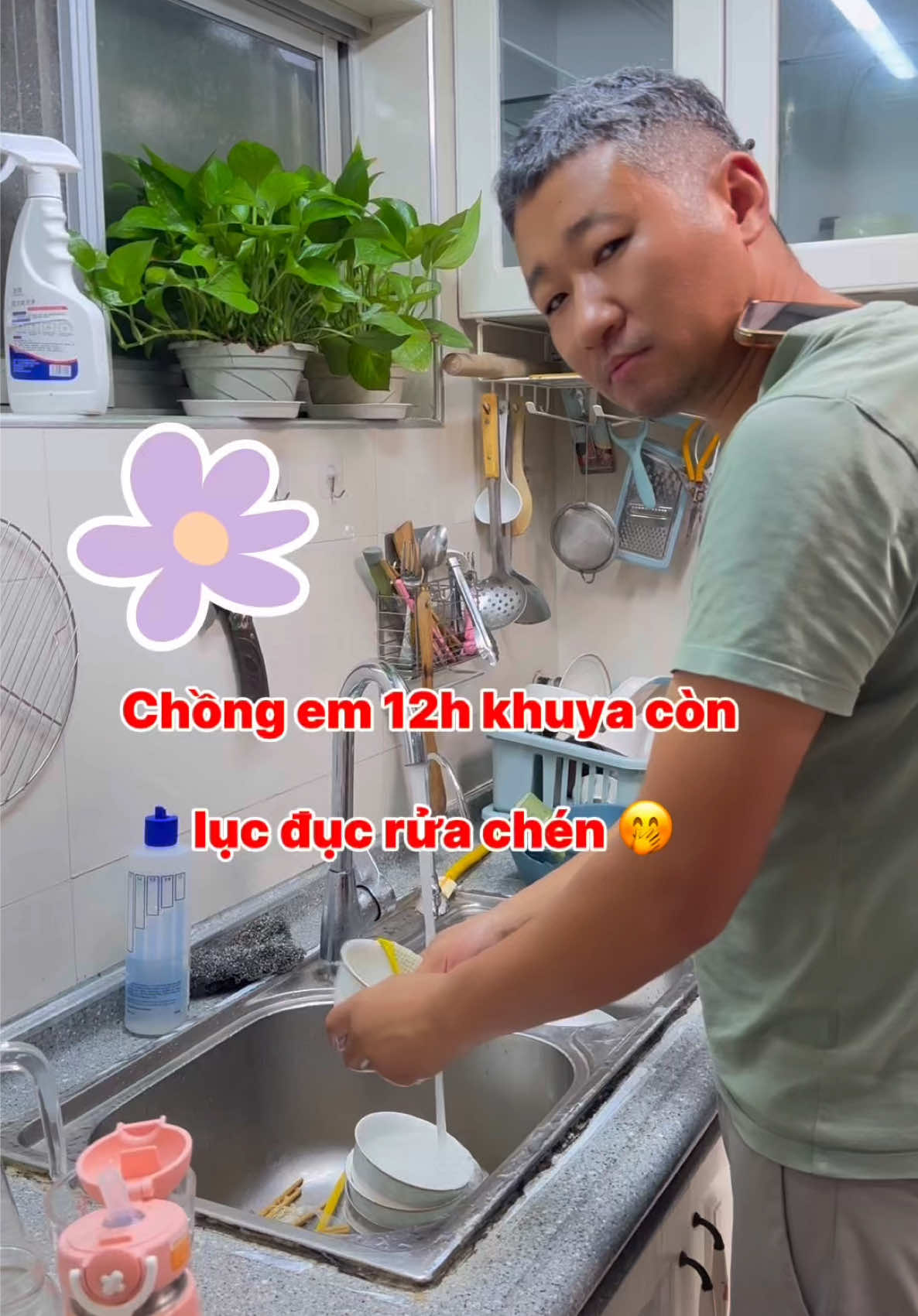 12h khuya ông chồng em còn lục đục đi rửa chén 🤭🤭#giadinhbenana #cuocsongtrungquoc #cuocsongthuongngay #giaitritiktok #giaitri 