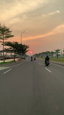 balik kantor liat langit cantik gini adem banget 🥹🤏🏻 #4u #fyp #eastvarabsd #bsd #sunset 