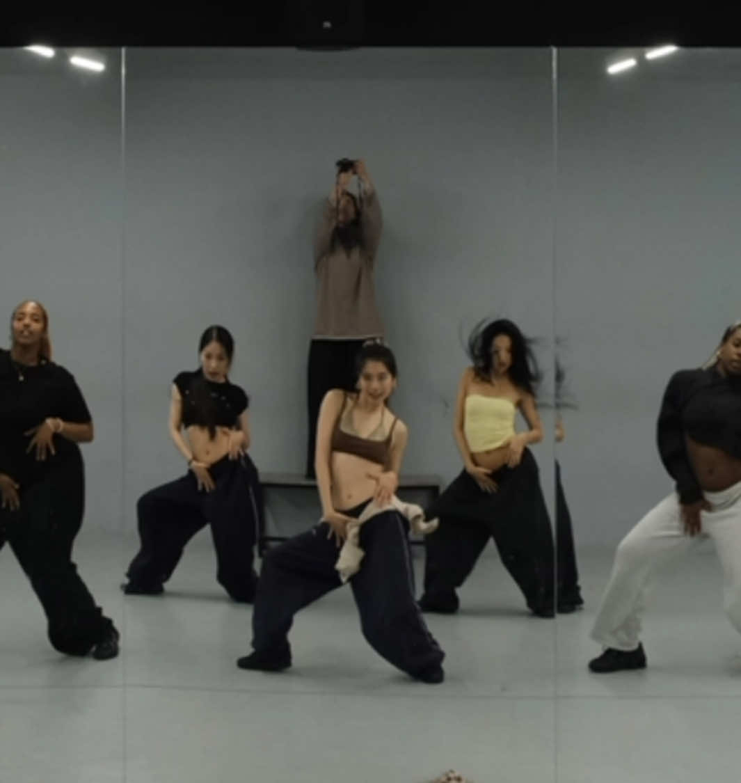 my class at @Ventures Studio London dance with @Huhu @Sophia buckley and two amazing friends ✨#laylachoreography #londondanceclass #dancer #highschool #jazzfunk #choreography #nickiminaj #dance #